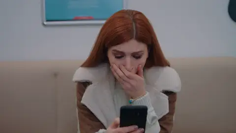 Bahar descubre la nueva infidelidad de Mert 'Infiel'