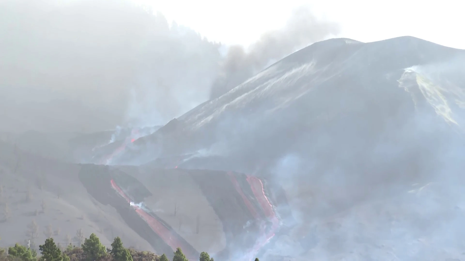 Surgen dos nuevas coladas en el volcán de La Palma que amenazan algunas zonas que habían conseguido salvarse Surgen dos nuevas coladas en el volcán de La Palma que amenazan algunas zonas que habían conseguido salvarse