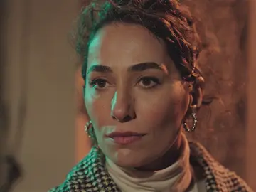 Esra descubre a Han deshaciéndose de los objetos de Ceylan: “¿Qué haces aquí?” Esra descubre a Han deshaciéndose de los objetos de Ceylan: “¿Qué haces aquí?”