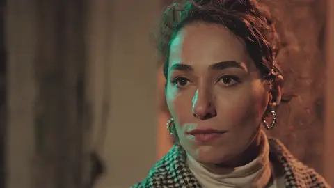 Esra descubre a Han deshaciéndose de los objetos de Ceylan: “¿Qué haces aquí?” Mejores momentos | Capítulo 39