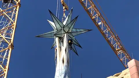 La estrella de 12 puntas ya corona la torre de la Virgen María de la Sagrada Familia La estrella de 12 puntas ya corona la torre de la Virgen María de la Sagrada Familia