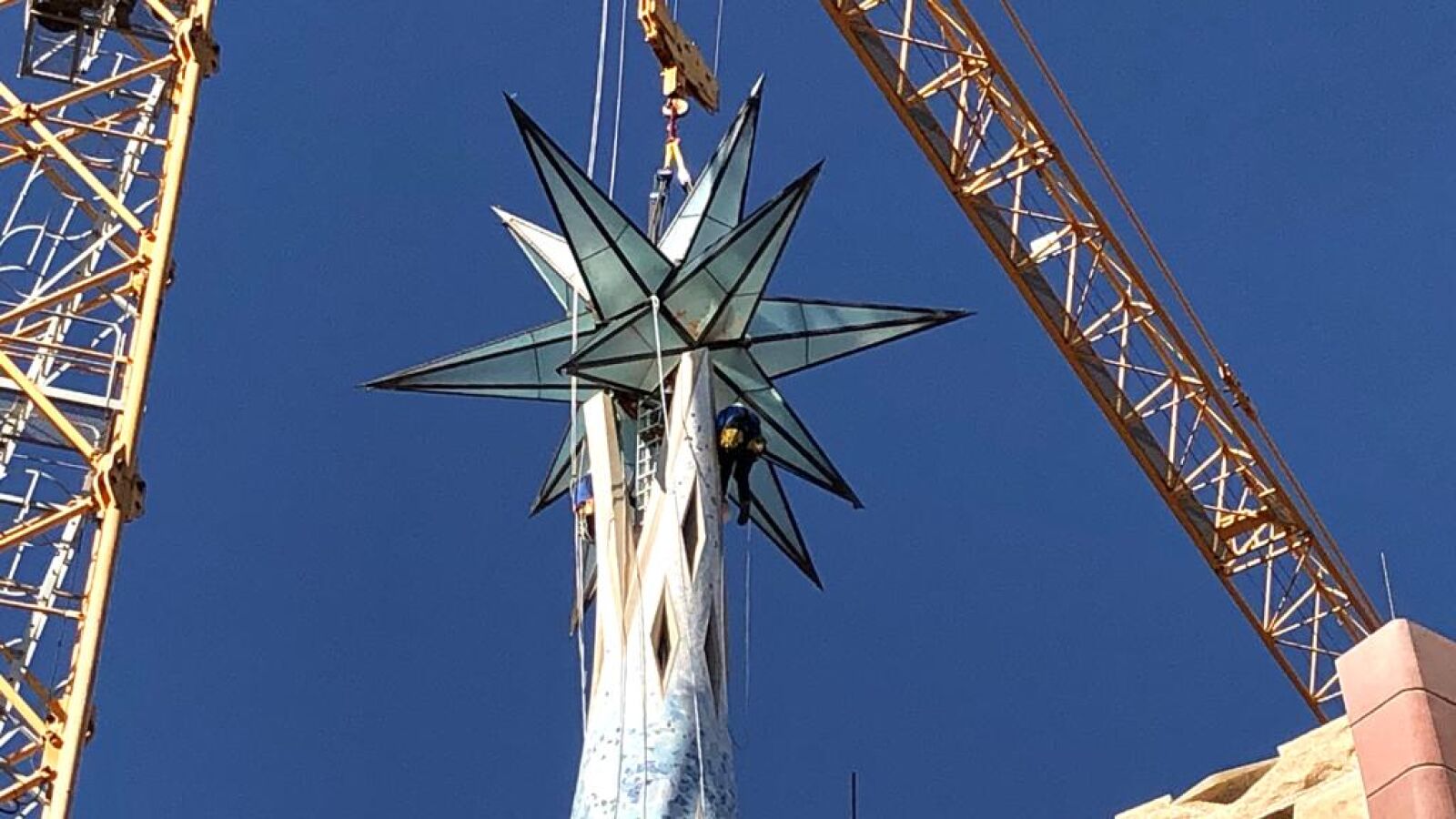 La estrella de 12 puntas ya corona la torre de la Virgen María de la Sagrada Familia