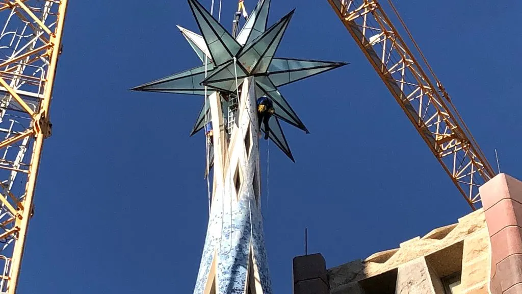 La estrella de 12 puntas ya corona la torre de la Virgen María de la Sagrada Familia La estrella de 12 puntas ya corona la torre de la Virgen María de la Sagrada Familia