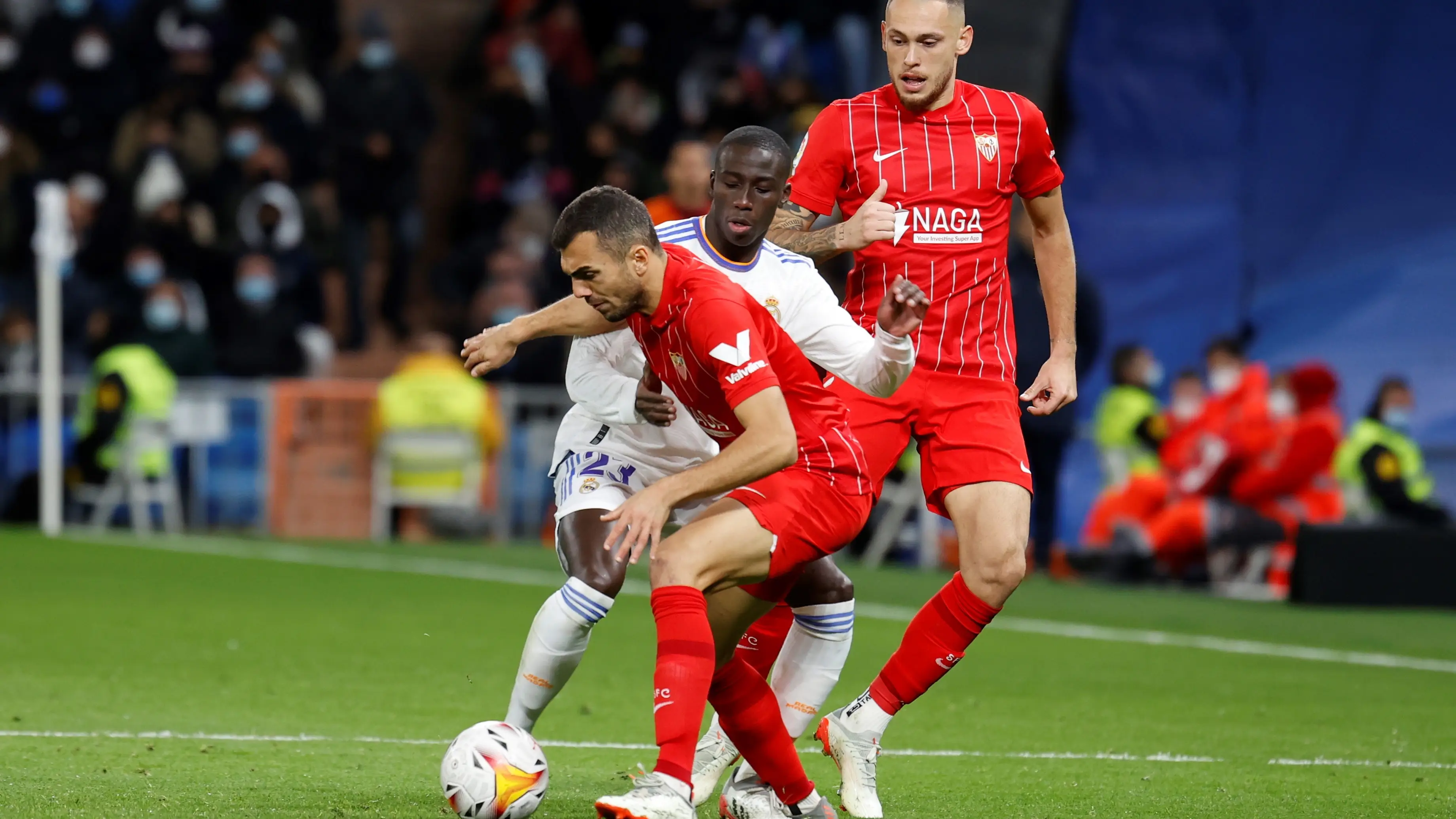 Joan Jordán pelea por un balón con Ferlan Mendy Joan Jordán pelea por un balón con Ferlan Mendy