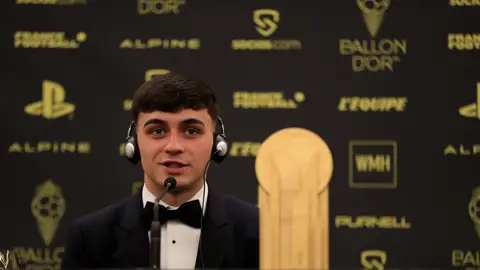 Pedri, con el trofeo Kopa Pedri, con el trofeo Kopa