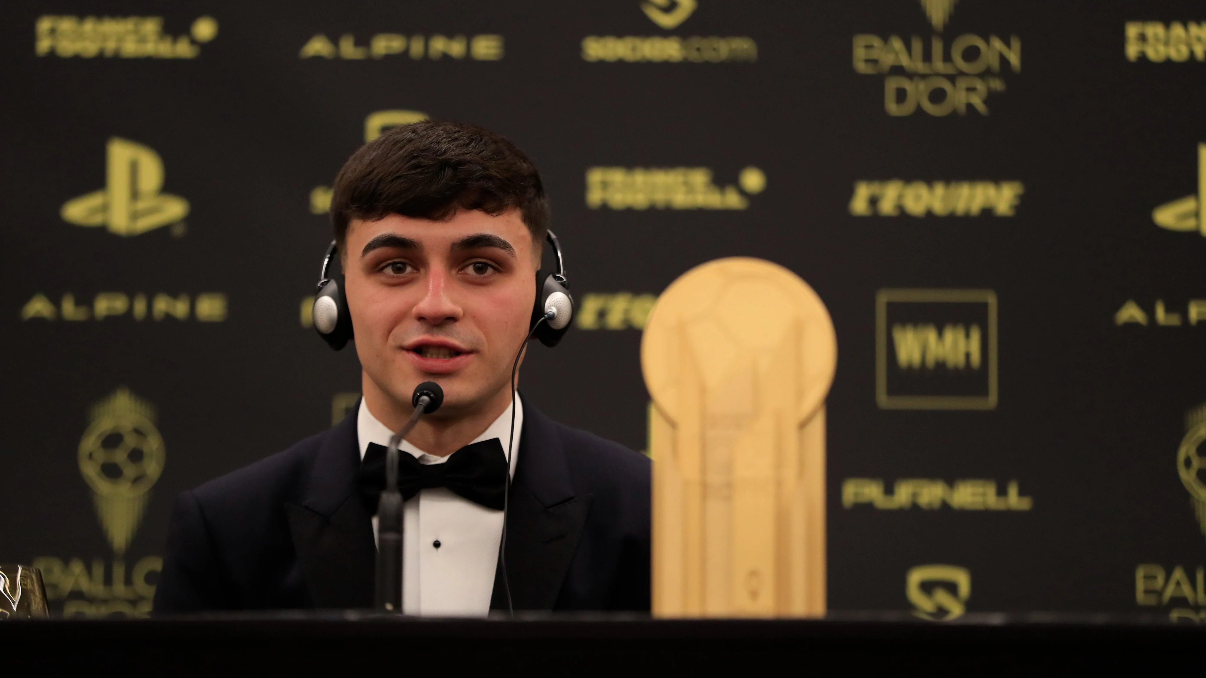 Pedri, con el trofeo Kopa