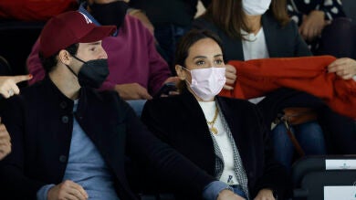 Tamara Falcó lleva una foto de carnet de Íñigo Onieva en la parte trasera de su móvil
