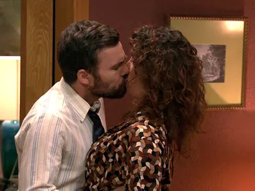 Medina besa apasionadamente a Sonia Medina besa apasionadamente a Sonia
