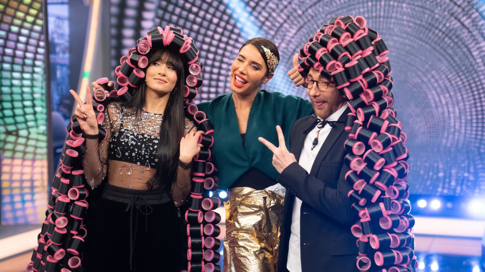 Aitana flipa con el estilismo de Pilar Rubio en 'El Hormiguero 3.0': dorados, una rebequita... ¡y una capa con rulos!