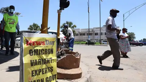 Un cartel alerta de la variante Ómicron en Zimbabwe Covid-19