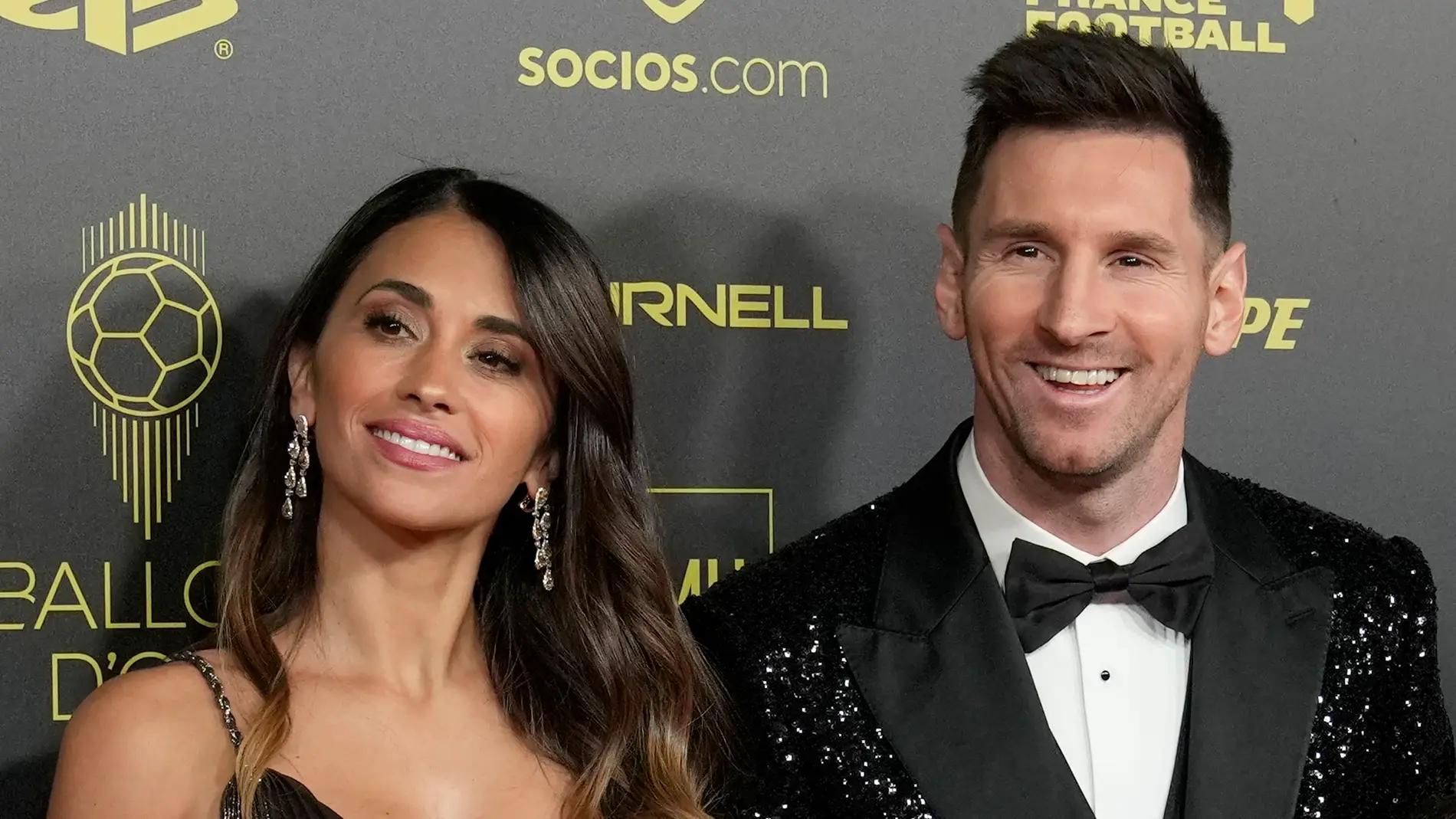 Antonella Roccuzzo y Messi en la gala del Balón de Oro