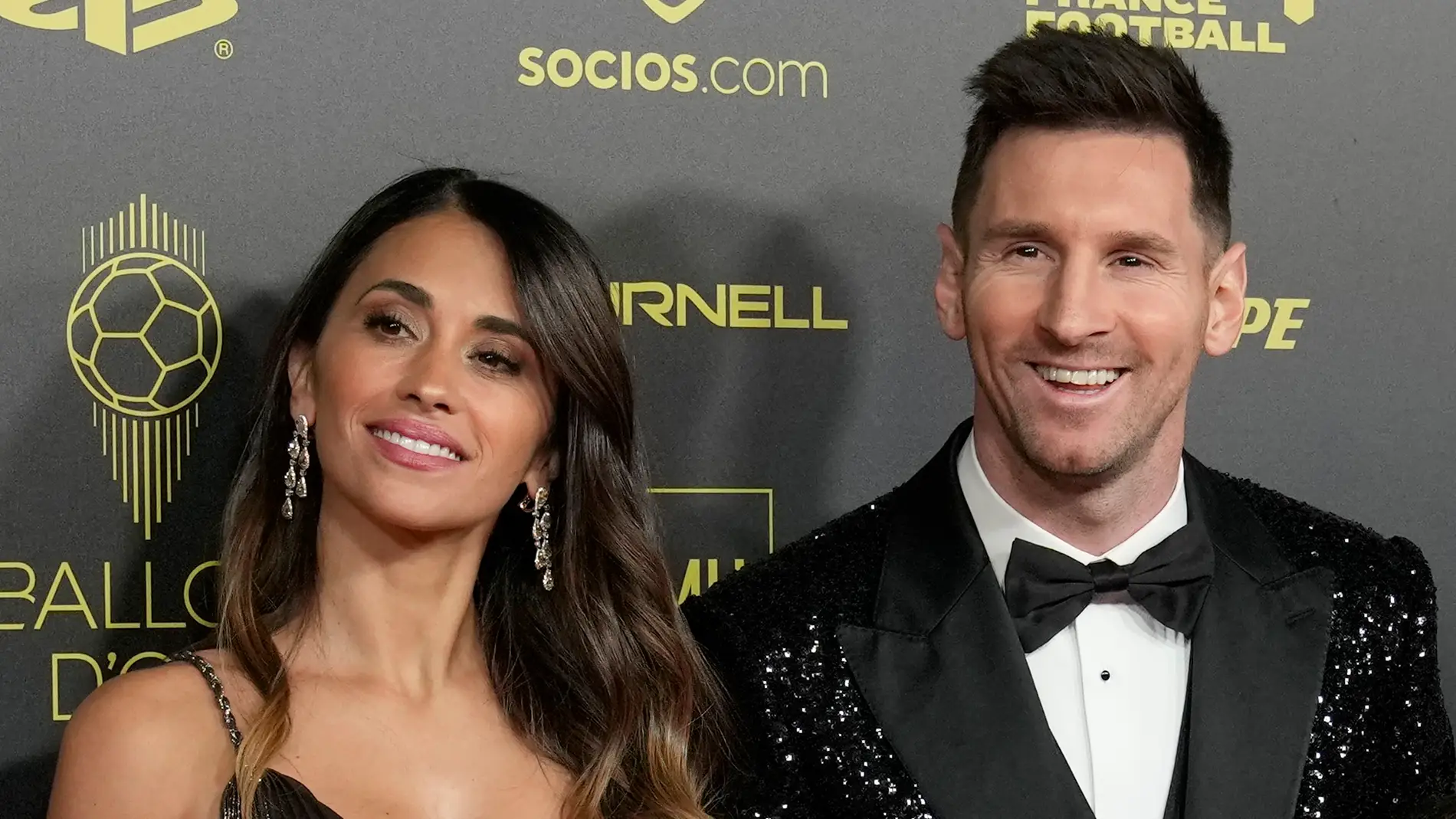 Antonela Roccuzzo deslumbra con su vestido en la entrega del Balón de Oro Antonela Roccuzzo deslumbra con su vestido en la entrega del Balón de Oro