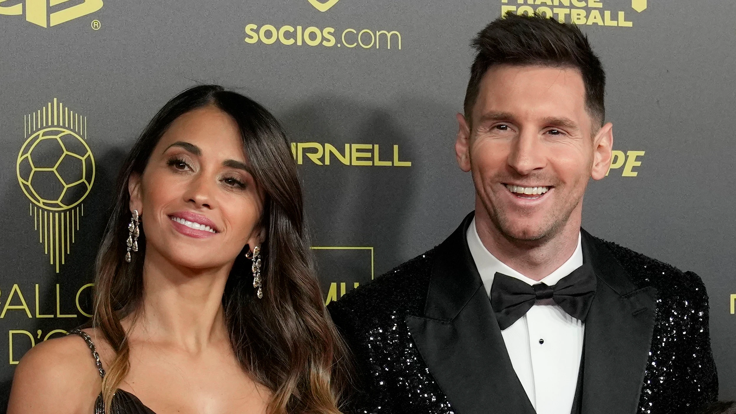 Antonella Roccuzzo y Messi en la gala del Balón de Oro Antonella Roccuzzo y Messi en la gala del Balón de Oro