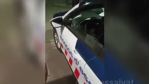 Investigan a un hombre que cogió y condujo sin permiso un coche de los Mossos d'Esquadra Investigan a un hombre que cogió y condujo sin permiso un coche de los Mossos d'Esquadra