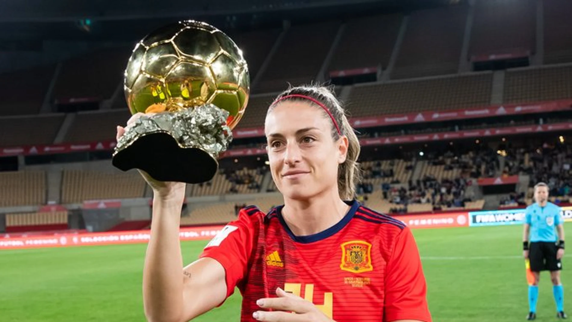 Alexia Putellas ofrece Balón de a la afición española en La Cartuja