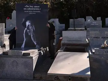 Homenaje en el cementerio a Almudena Grandes Homenaje en el cementerio a Almudena Grandes
