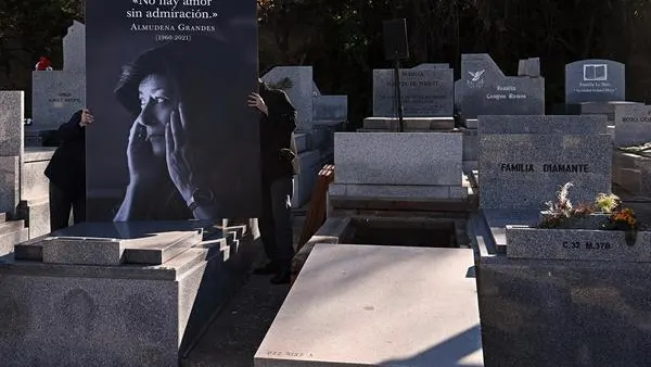 Homenaje en el cementerio a Almudena Grandes Homenaje en el cementerio a Almudena Grandes