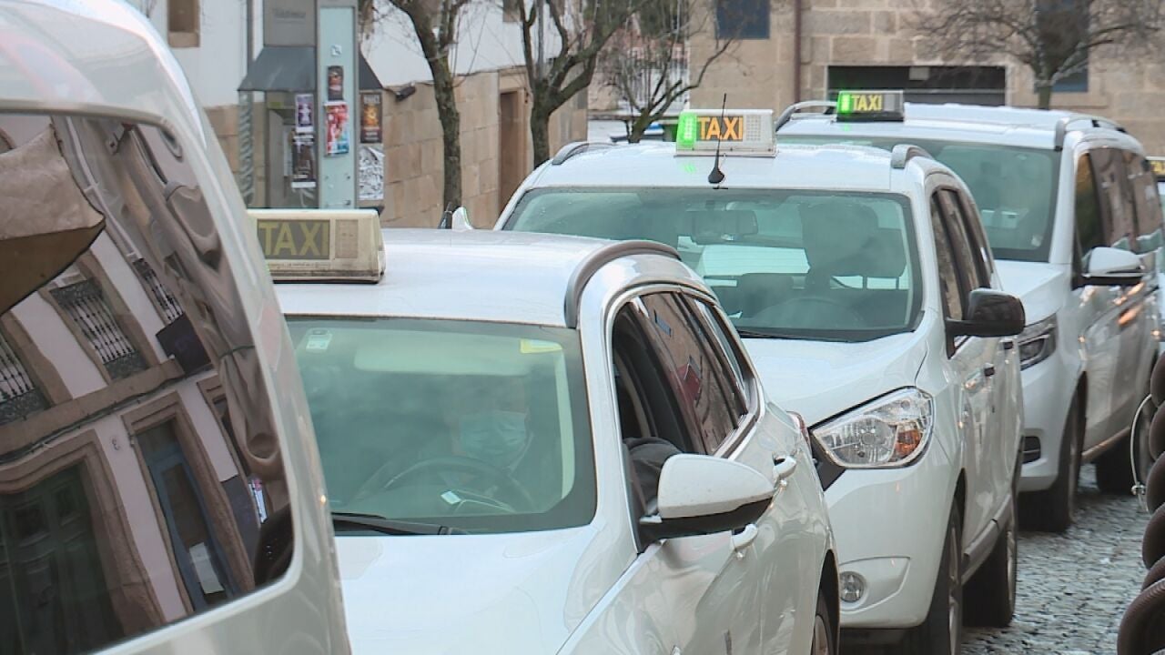 Se buscan taxistas en Santiago de
