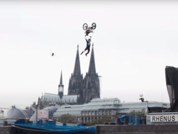 Luc Ackermann realiza un tsunami backflip con su moto saltando de un barco a otro sobre el río Rin