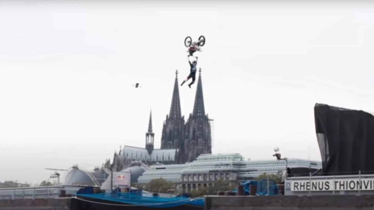 Luc Ackermann realiza un tsunami backflip con su moto saltando de un barco a otro sobre el río Rin Luc Ackermann realiza un tsunami backflip con su moto saltando de un barco a otro sobre el río Rin