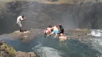 La 'piscina del diablo', la aterradora piscina natural en las Cataratas Victoria no apta para personas con vértigo La 'piscina del diablo', la aterradora piscina natural en las Cataratas Victoria no apta para personas con vértigo