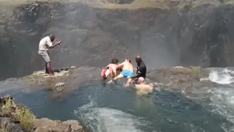 La 'piscina del diablo', la aterradora piscina natural en las Cataratas Victoria no apta para personas con vértigo La 'piscina del diablo', la aterradora piscina natural en las Cataratas Victoria no apta para personas con vértigo