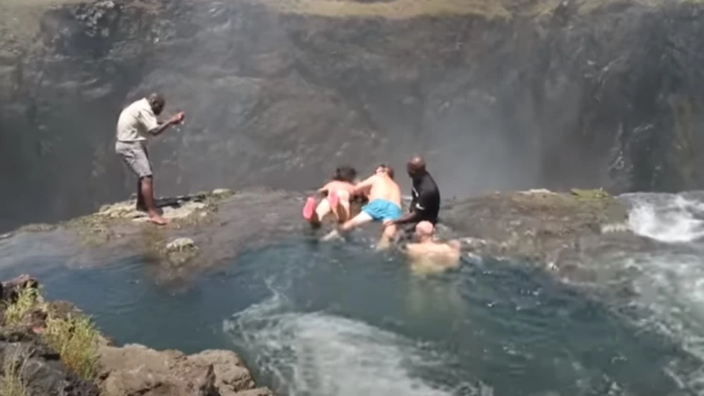 La 'piscina del diablo', la aterradora piscina natural en las Cataratas Victoria no apta para personas con v&eacute;rtigo