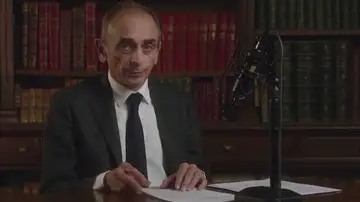 El ultra Eric Zemmour se postula a la presidencia de Francia con un polémico vídeo con una peineta muy poco presidencial El ultra Eric Zemmour se postula a la presidencia de Francia con un polémico vídeo con una peineta muy poco presidencial