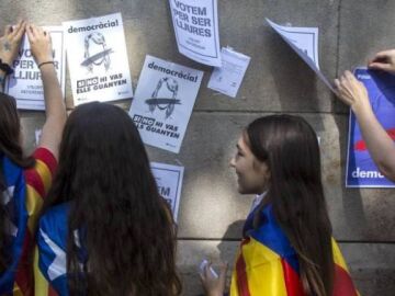 Efemérides de hoy 2 de diciembre de 2021. Estudiantes cuelgan carteles en Barcelona por la independencia de Cataluña.