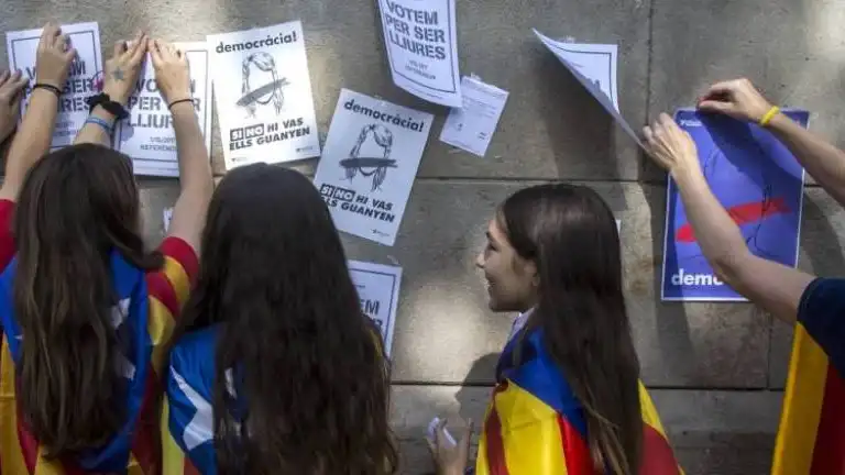 Efem&eacute;rides de hoy 2 de diciembre de 2021. Estudiantes cuelgan carteles en Barcelona por la independencia de Catalu&ntilde;a.