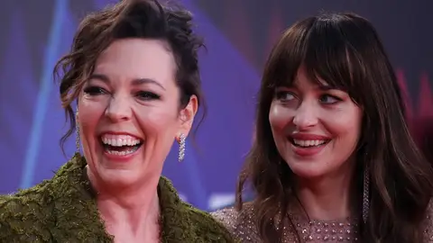 Olivia Colman y Dakota Johnson Olivia Colman y Dakota Johnson