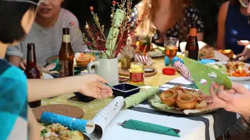 Casi el 40% de los españoles dice "no" a las cenas de Navidad ante el temor por la variante ómicron Casi el 40% de los españoles dice "no" a las cenas de Navidad ante el temor por la variante ómicron
