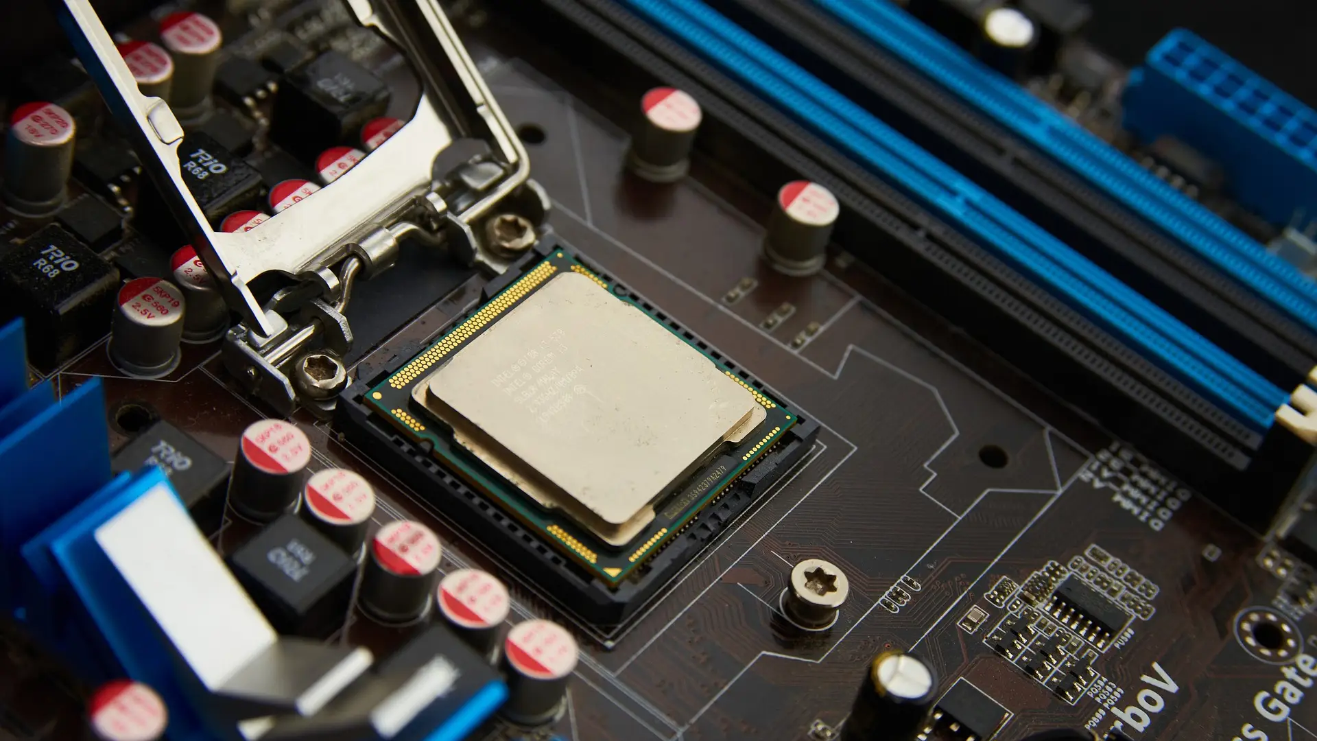 Las ventas de vehículos caen por la crisis del microchip y las marcas acumulan 120.000 pedidos Las ventas de vehículos caen por la crisis del microchip y las marcas acumulan 120.000 pedidos