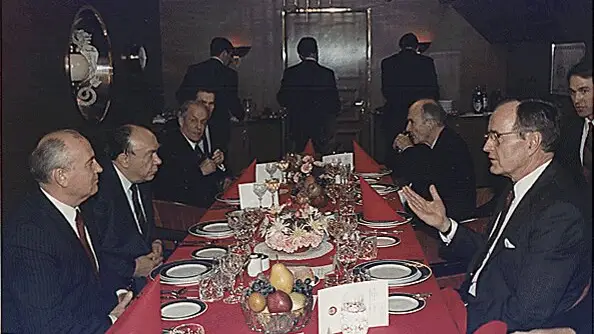 Efem&eacute;rides de hoy 3 de diciembre de 2021. Los presidentes Bush y Gorbachev en la Cumbre de Malta.
