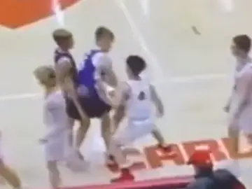 La brutal agresión y posterior pelea en un partido de baloncesto de niños en Estados Unidos La brutal agresión y posterior pelea en un partido de baloncesto de niños en Estados Unidos