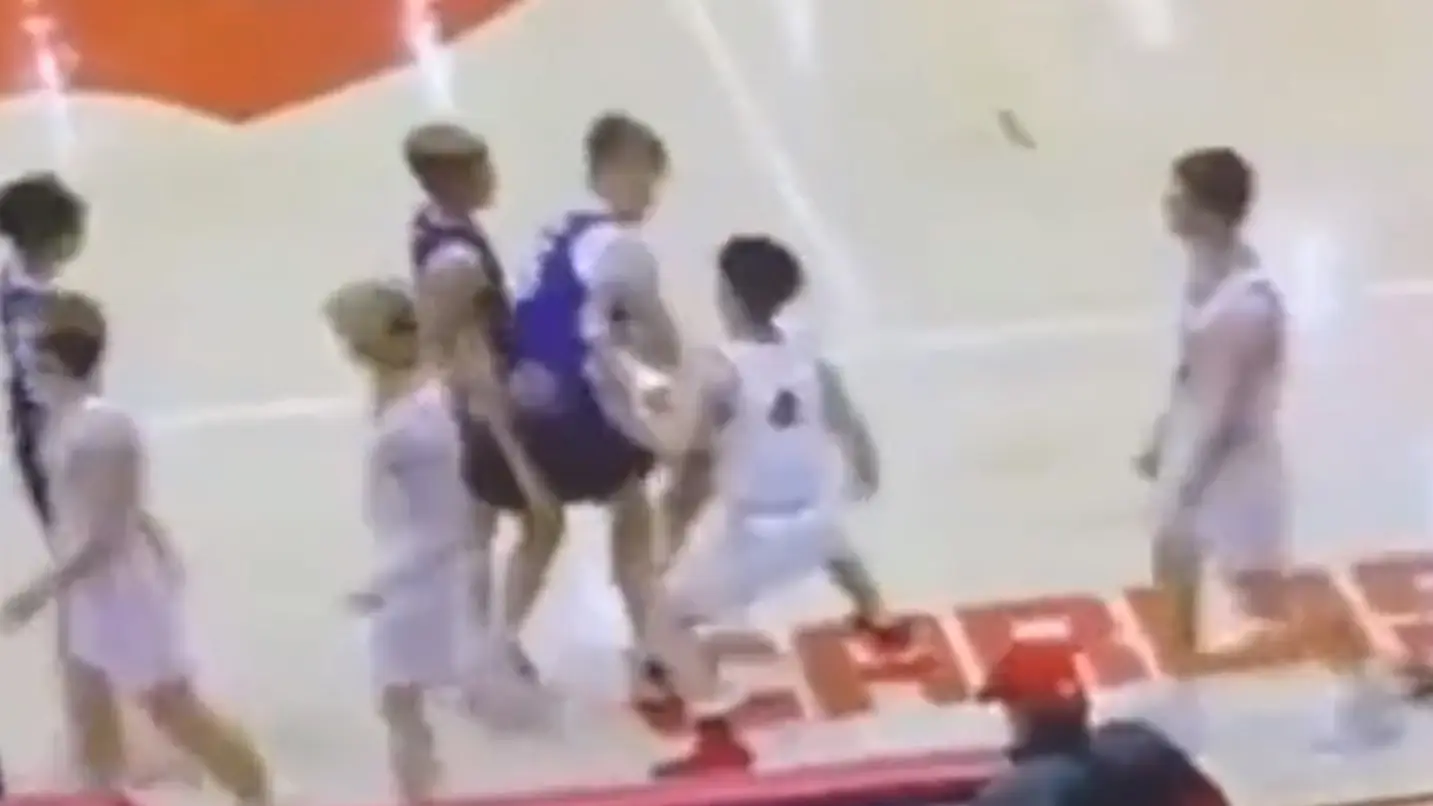 La brutal agresión y posterior pelea en un partido de baloncesto de niños en Estados Unidos La brutal agresión y posterior pelea en un partido de baloncesto de niños en Estados Unidos