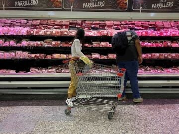 Dos personas compran en un supermercado