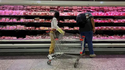 Dos personas compran en un supermercado Dos personas compran en un supermercado