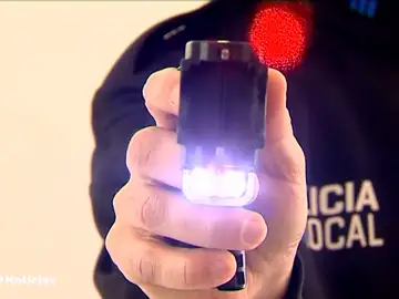 Investigan la muerte de un joven tras ser reducido con una táser: "Si no hubiéramos tenido táser, la respuesta sería arma de fuego" Investigan la muerte de un joven tras ser reducido con una táser: "Si no hubiéramos tenido táser, la respuesta sería arma de fuego"