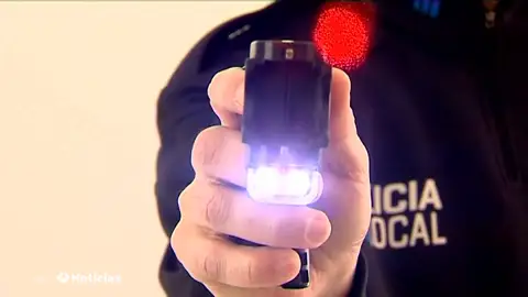 Investigan la muerte de un joven tras ser reducido con una táser: "Si no hubiéramos tenido táser, la respuesta sería arma de fuego" Investigan la muerte de un joven tras ser reducido con una táser: "Si no hubiéramos tenido táser, la respuesta sería arma de fuego"