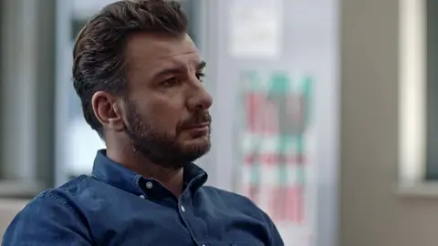 Los profesores intentan averiguar por qué Jonathan intentó suicidarse Los profesores intentan averiguar por qué Jonathan intentó suicidarse