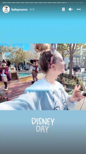 Kaley Cuoco en Disneyland