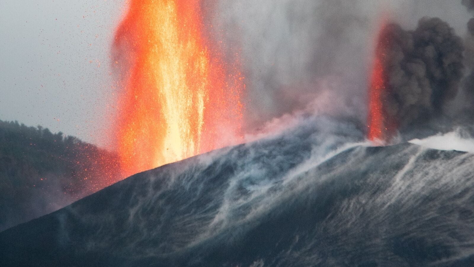 La increíble imagen del géiser de lava del nuevo cono del volcán de La Palma