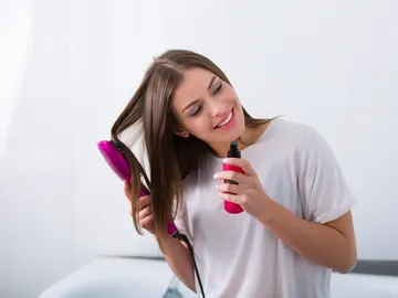 Mujer cepillándose el pelo Mujer cepillándose el pelo