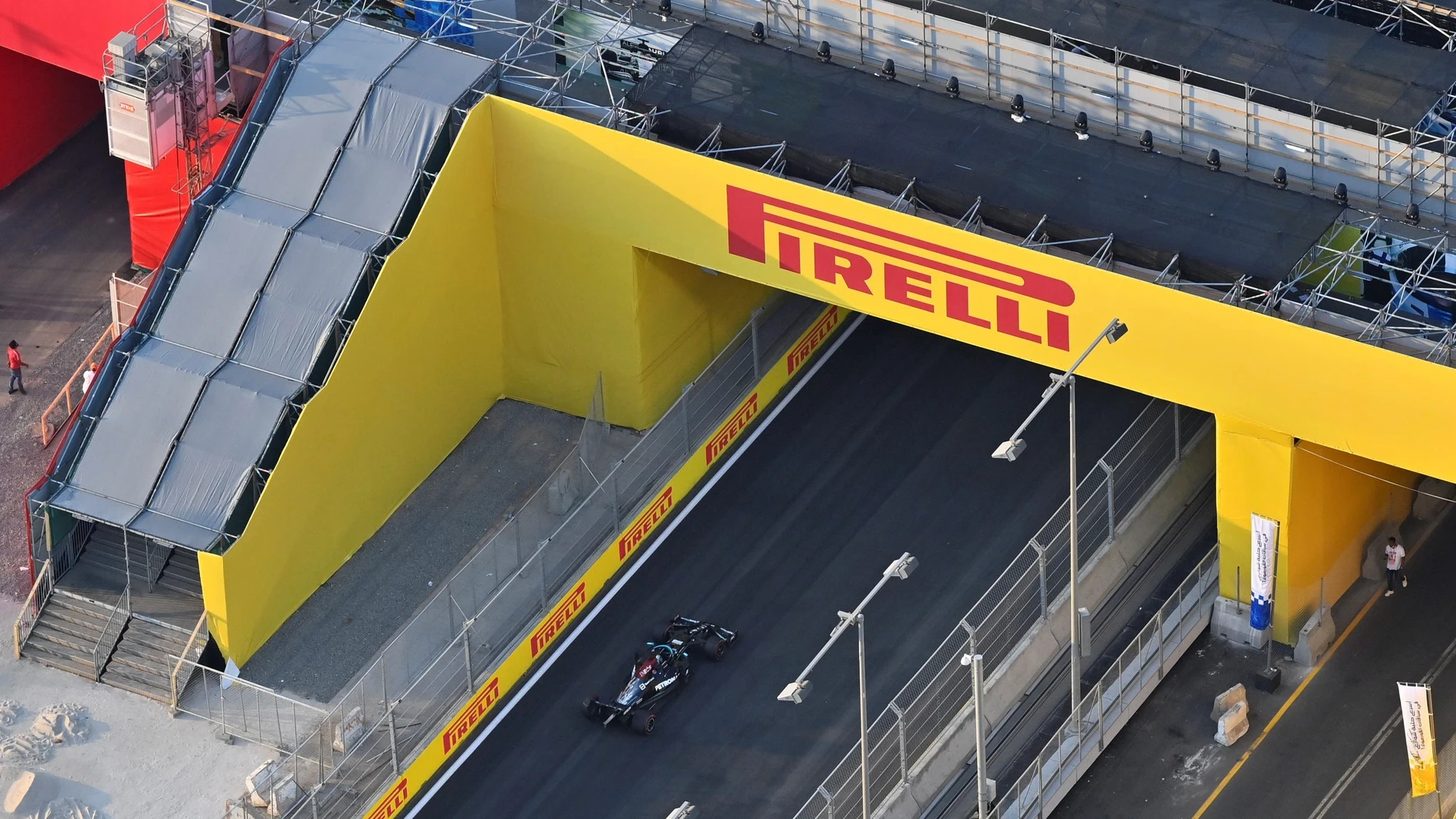 Hamilton manda en los libres del GP de Arabia Saudí, buenas sensaciones de Alonso y Sainz