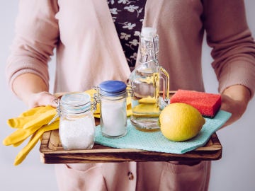Puedes crear tu propio desinfectante casero con productos que ya tienes en casa.