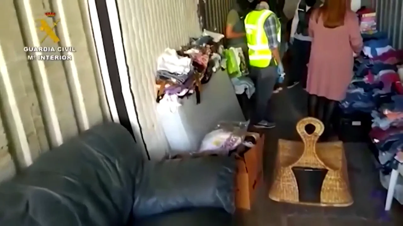 Detienen a un hombre por apropiarse de donaciones para La Palma y venderlas en tiendas de segunda mano Detienen a un hombre por apropiarse de donaciones para La Palma y venderlas en tiendas de segunda mano