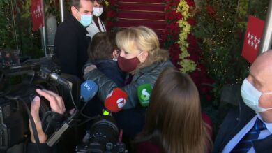 El dardo de Martínez-Almeida a Esperanza Aguirre justo antes de darle dos abrazos