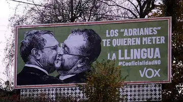 La polémica campaña de Vox a cuenta de la oficialidad del asturiano: "Los Adrianes te quieren meter la lengua" La polémica campaña de Vox a cuenta de la oficialidad del asturiano: "Los Adrianes te quieren meter la lengua"