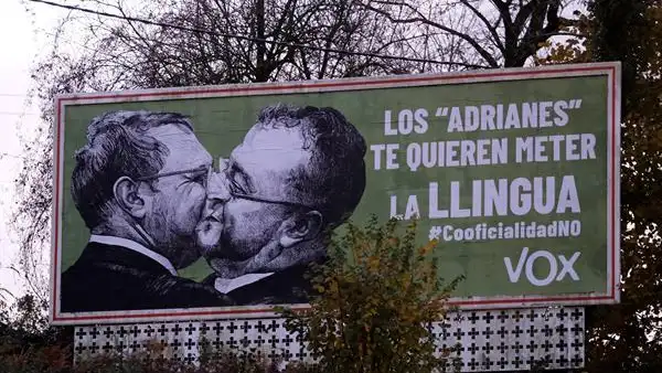La pol&eacute;mica campa&ntilde;a de Vox a cuenta de la oficialidad del asturiano: "Los Adrianes te quieren meter la lengua"